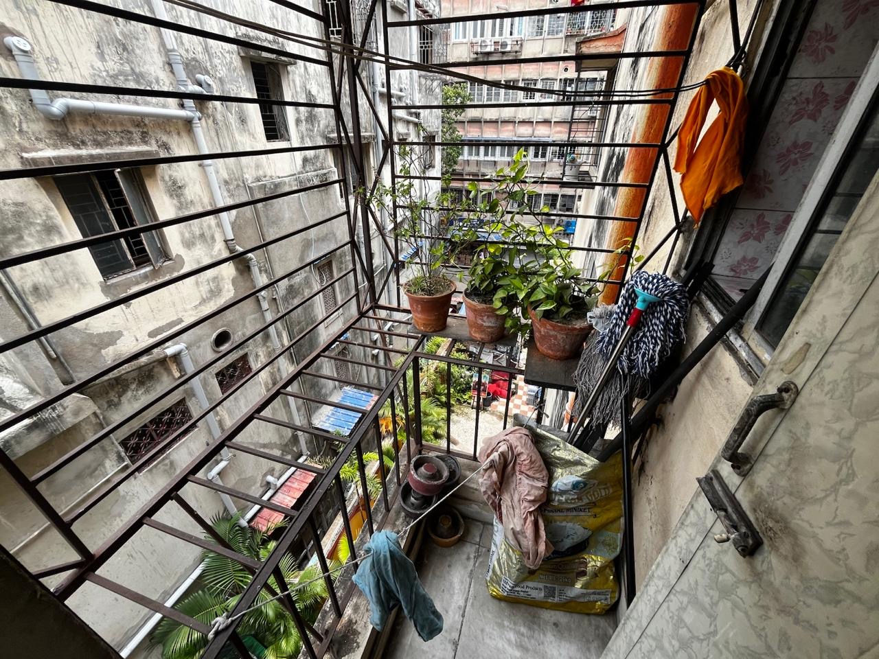 Flat in Southern Avenue Image 1