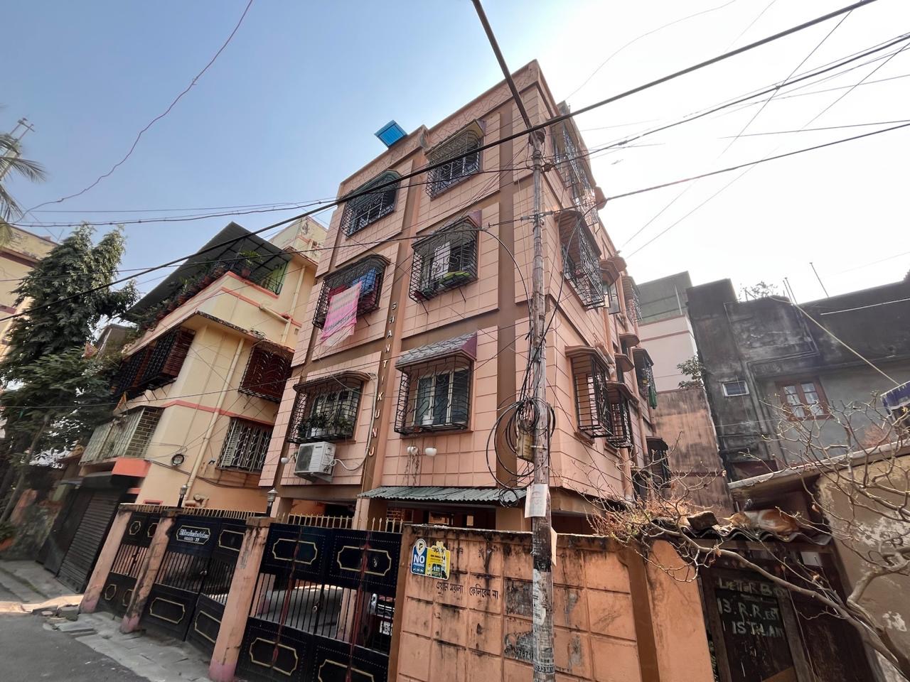 Compact 3 BHK near Metro